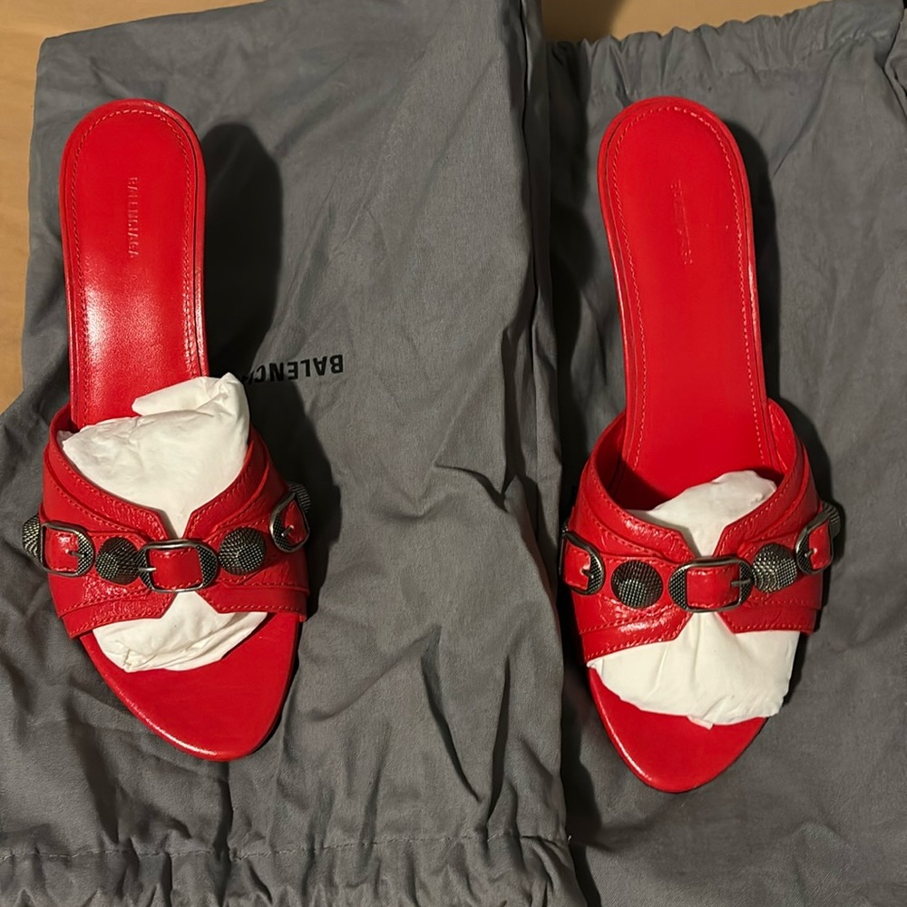 Authentic bal3nciaga cagole kitten heel  
36 never worn 
Asking for 400 can nego